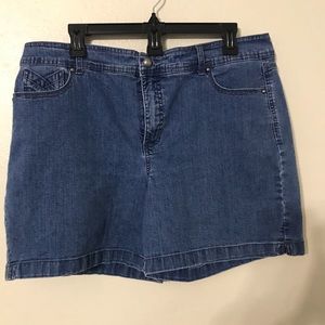 Gloria Vanderbilt short size 18